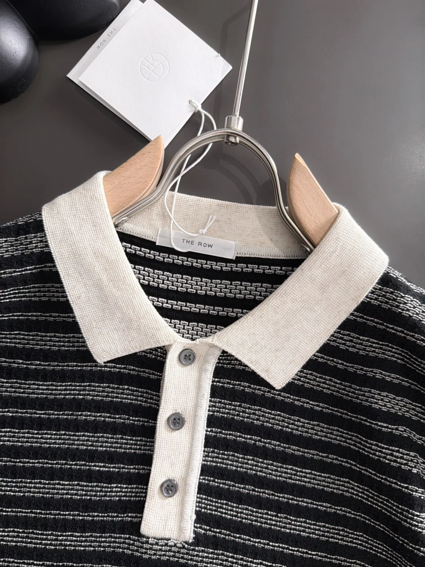 Shipping next day TR high quality - The Row 26ss New Arrival men's short-sleeved T-shirt. Like LP and BC, it belongs to the same old-money style top-notch light luxury brand. The New Arrival Original men's casual short-sleeved shirt is made of combed cotton yarn knitted imitation cotton fabric. Exclusive Premium custom-controlled raw materials. 14-needle precision knitting. The iconic waffle soul is woven. The three-dimensional texture flows with subtle light and shadow. Viewed from a distance, it is introverted. It shows when you touch it closely. It feels substantial when weighed. The upper body is also more textured than ordinary T-shirts. Fashionable Versatile Hot Sale. It is skin-friendly and comfortable to wear. Premium boutique. The upper body is made of Factory's fine workmanship. A must-have item for men. Complete with three standards. Sizes M-3XL